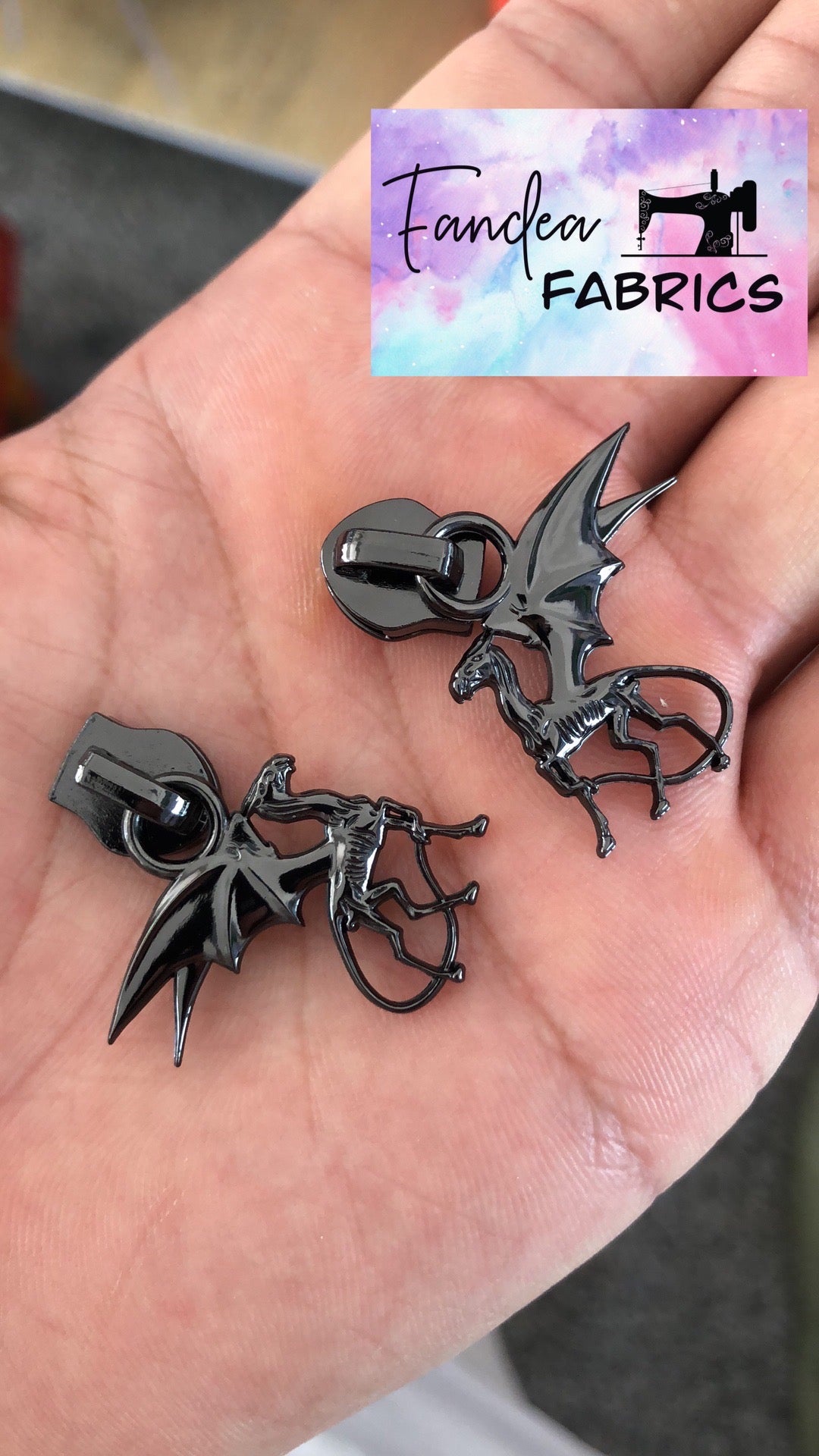 Thestral Zipper Pull - Retail